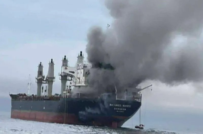 Тајландски брод во ПЛАМЕН откако бил погоден од проектил во Ормускиот Проток.